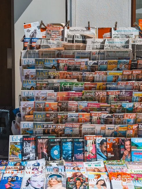 Un espace de travail professionnel avec des ordinateurs et des graphiques analytiques affichés sur un écran, symbolisant un environnement d’affaires moderne.